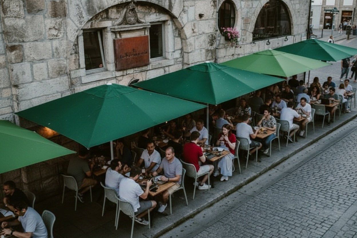 Eine Straße in Porto, gesäumt von Restaurants