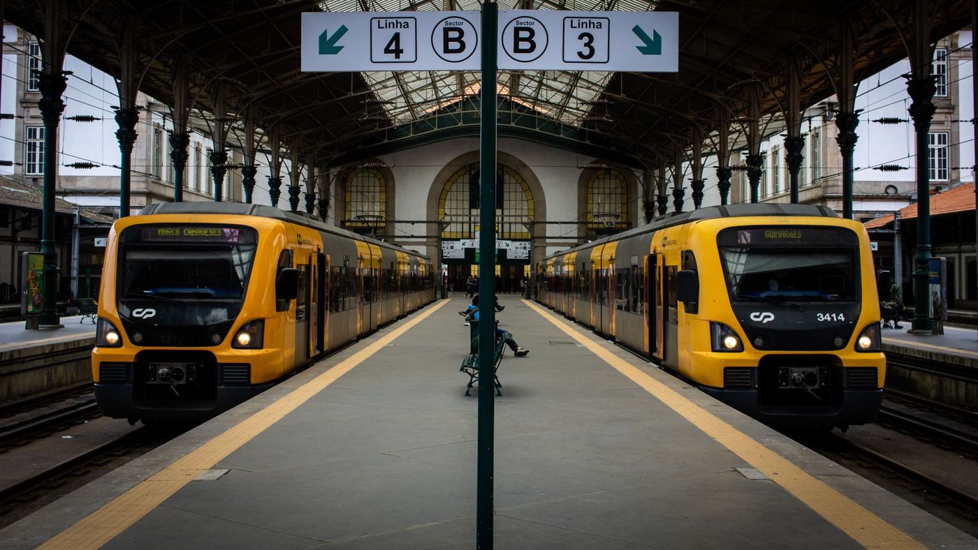 Züge der Comboios de Portugal an einem Bahnsteig