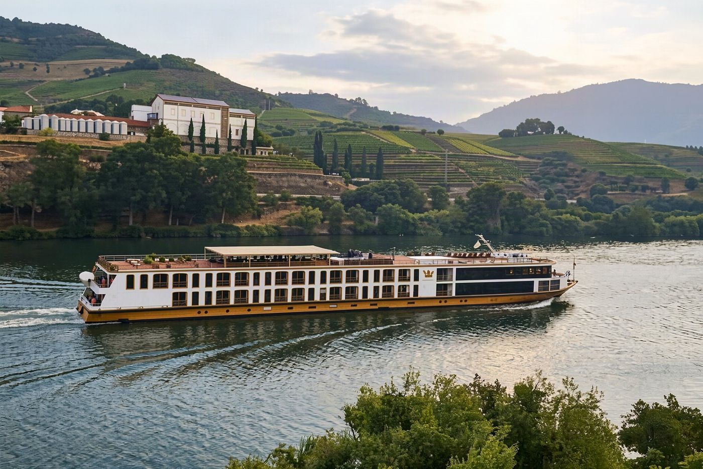 Boats on the Douro below the Porto quays