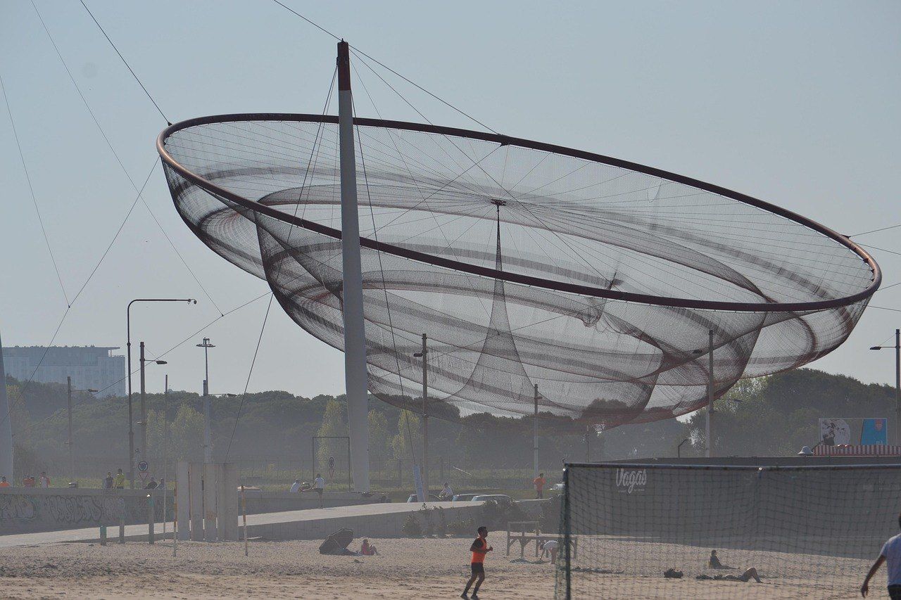 The net sculpture She Changes at Matosinhos