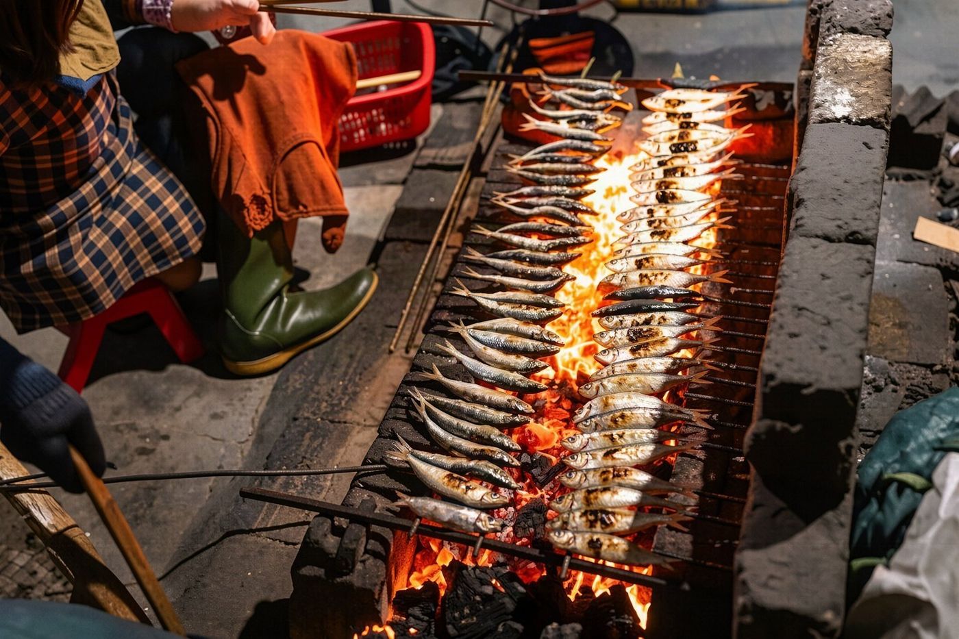 Sardinen auf einem Straßengrill während São João