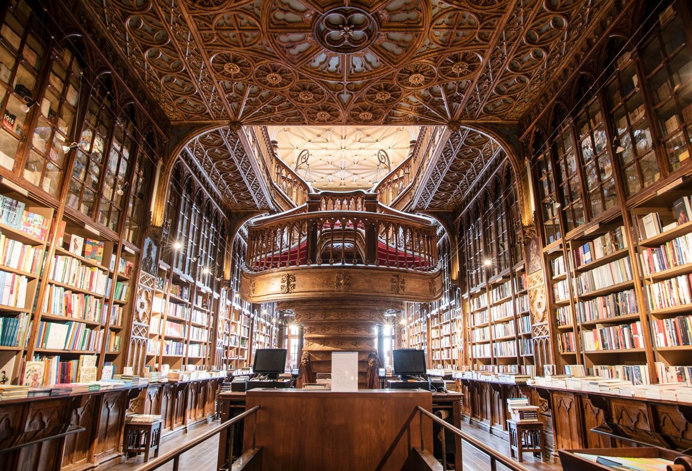 Das Innere der Livraria Lello mit ihrer Treppe und Galerie