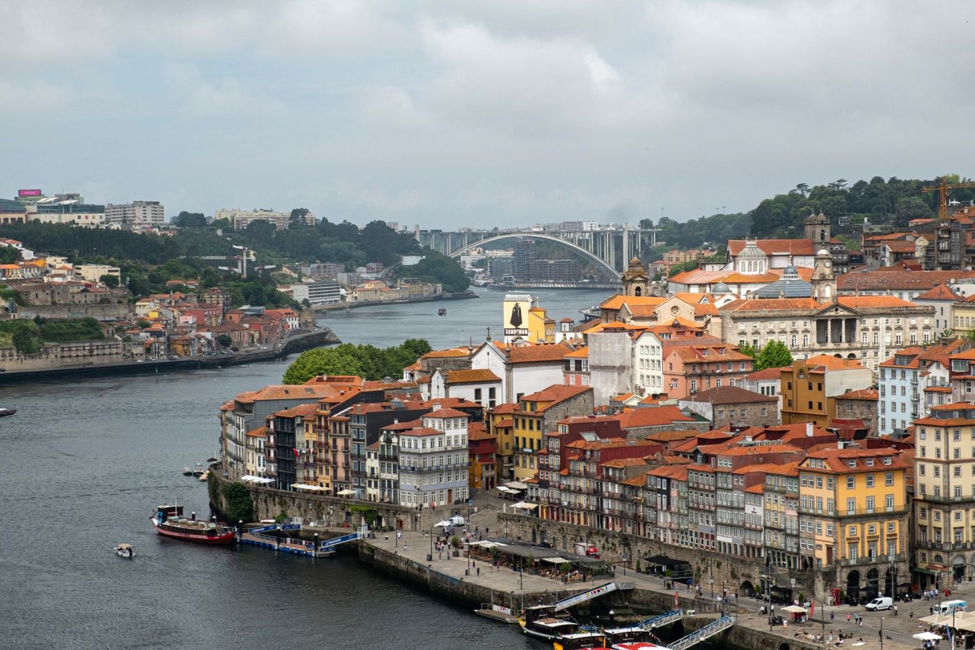 Die Ribeira von Porto oberhalb des Douro