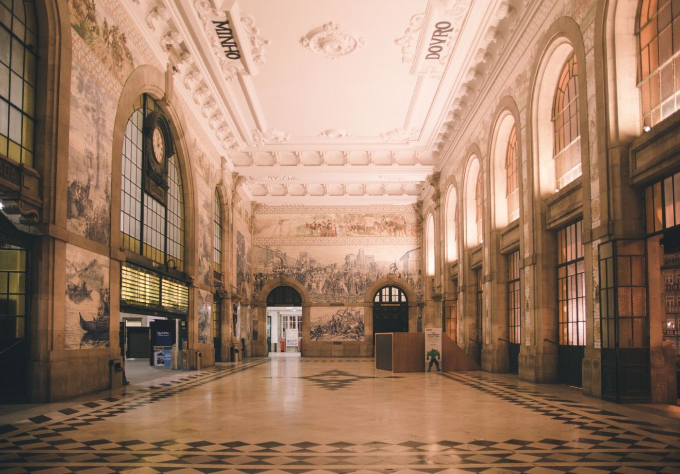 De betegelde entreehal van Station São Bento