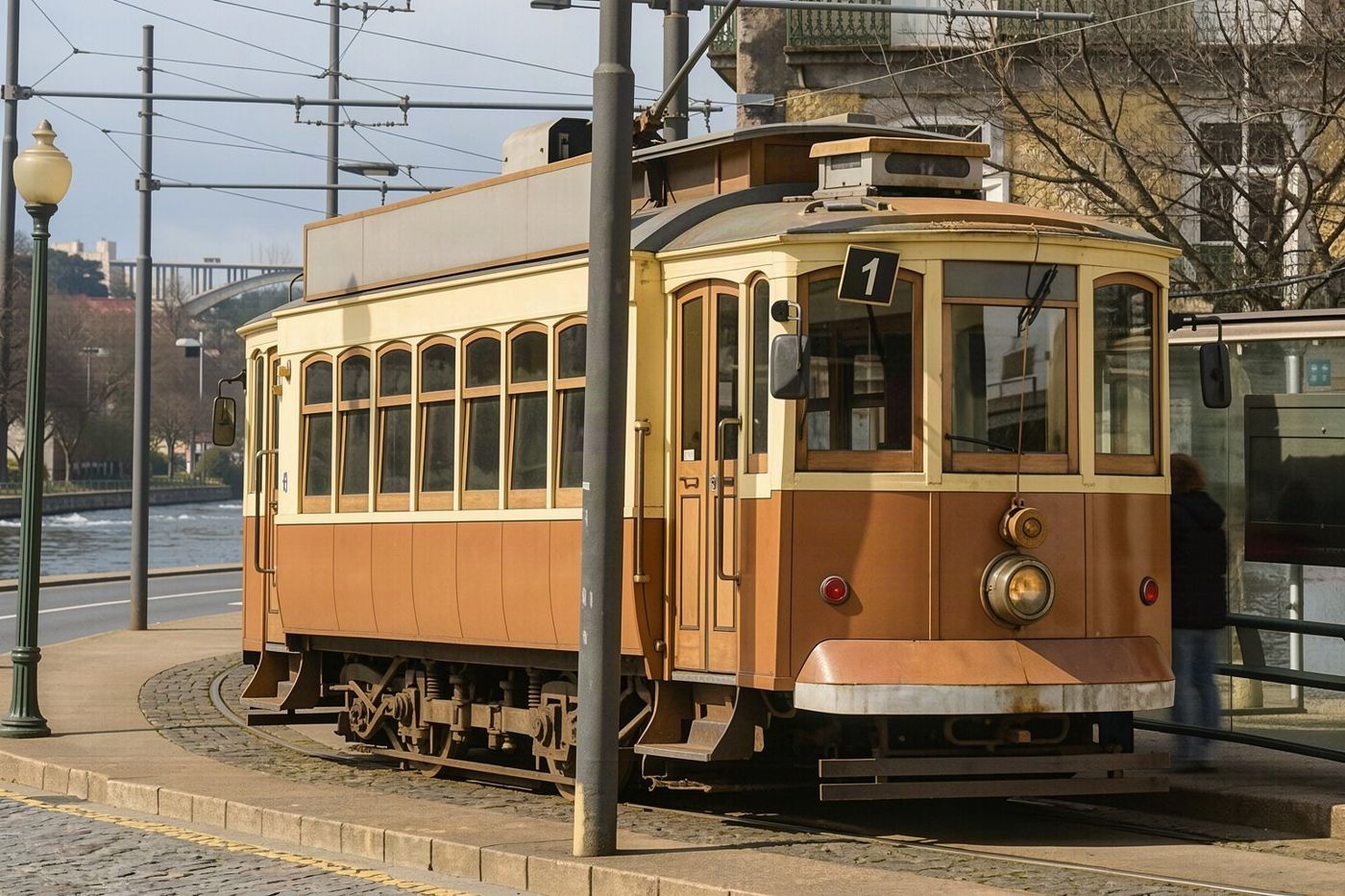 Die historische Straßenbahn auf der Flusslinie nach Foz