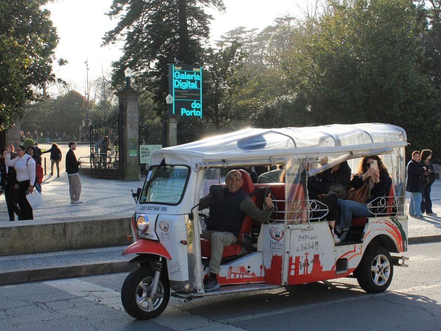 90-minute Tuk Tuk Sightseeing Tour of Porto: Bridges and from the Douro to the Atlantic