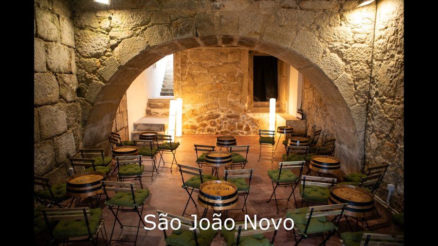 Porto: Live Fado Show with Glass of Port Wine
