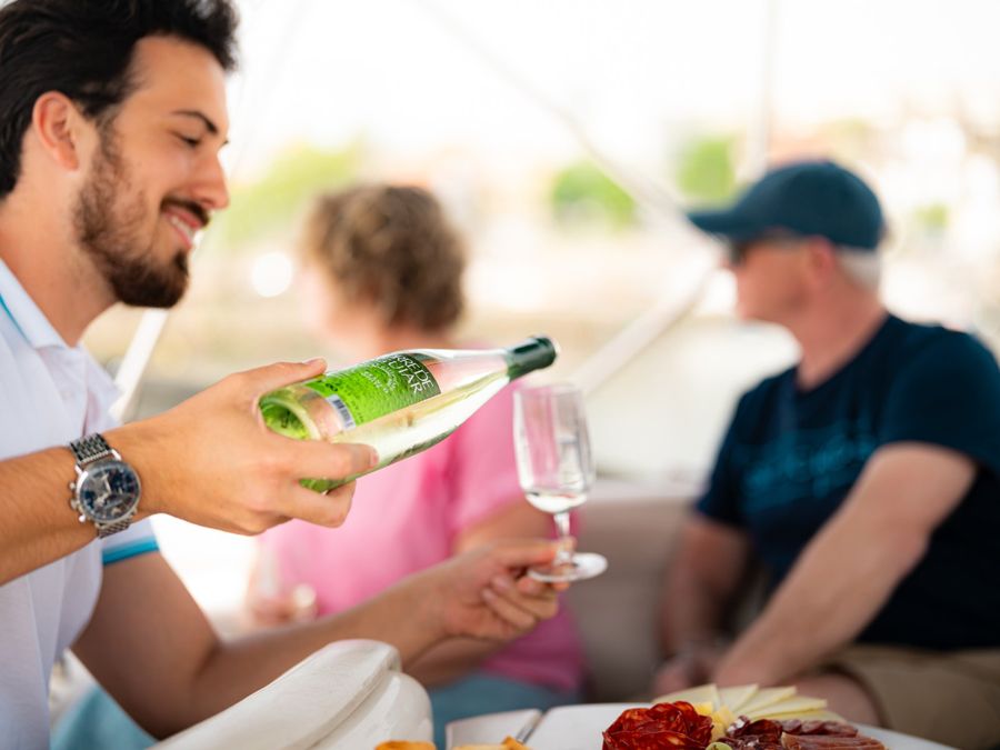 Porto: Private Yacht Tour with Local Wine and Snacks