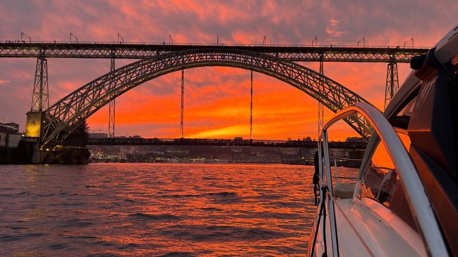 Porto: Private Yacht Tour with Local Wine and Snacks