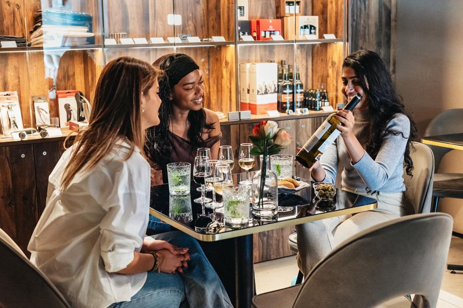 Porto: Wine Tasting with Tapas Walking Tour